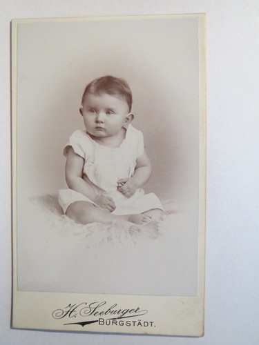 Burgstädt sitzendes baby - sitzendes,