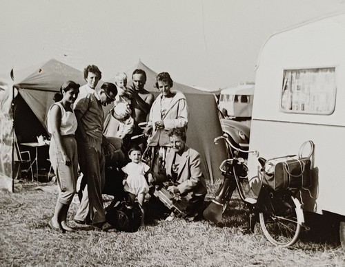 Familie steht vor zelt - familie,